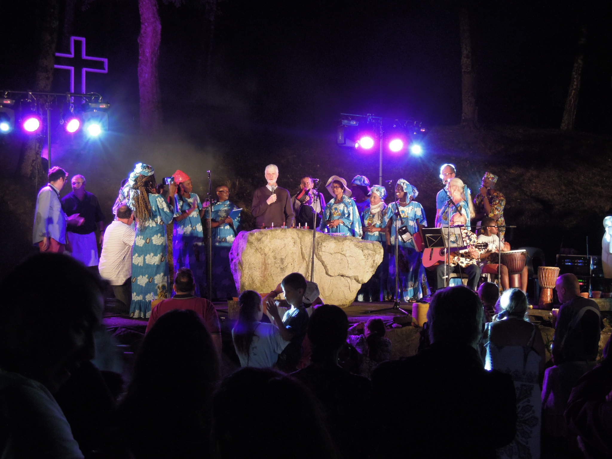 L’évêque Jacques Blacard et la chorale africaine lors de la veillée festive